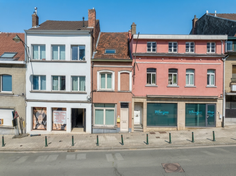 Dit charmante, gerenoveerde huis van ±111 m² (volgens EPC) is ideaal gelegen in de wijk Sainte-Anne, vlak bij winkels, openbaar vervoer, scholen en de