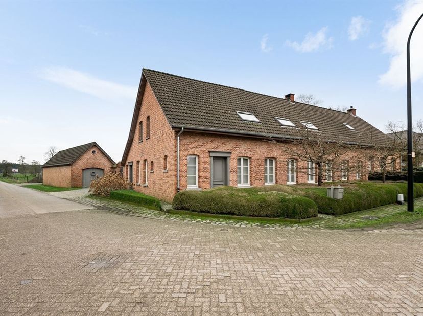 5 slpk woning met magazijn van (ca. 260m²) op ca. 11a 93ca<br />
Deze woning is gelegen op een ruim perceel van circa 11a 93ca en biedt tal van mogeli