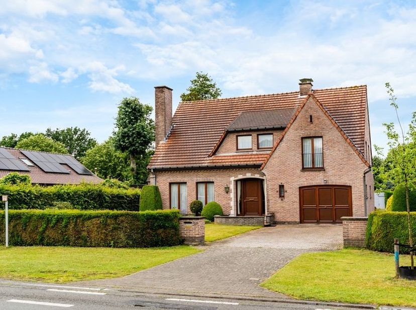 Deze karaktervolle open bebouwing, ontworpen door architect Faseur en gebouwd in 1987, bevindt zich op een ruim perceel van maar liefst 1.395 m² in Dr