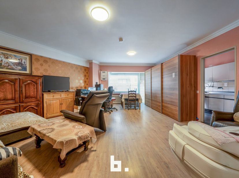 Appartement spacieux et lumineux de 3 chambres à vendre en viager. Investissement idéal avec un rendement à long terme stable.<br />
 Bouquet : 50 000