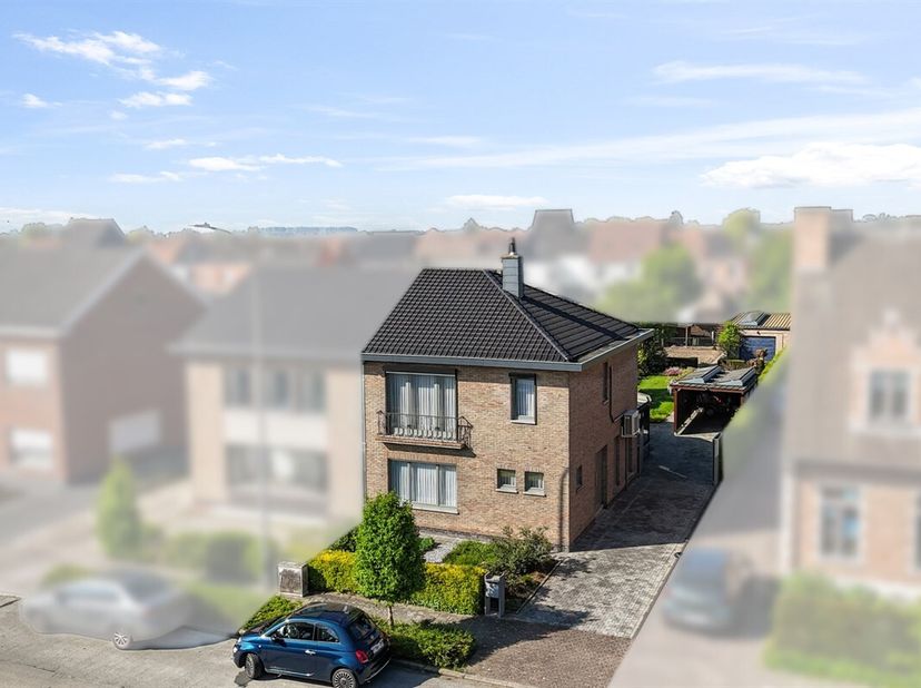Ruime, energiezuinige halfopen bebouwing in een rustige straat nabij het centrum van Zele.<br />
Zeer degelijk gebouwde, halfopen bebouwing met ZW-ger