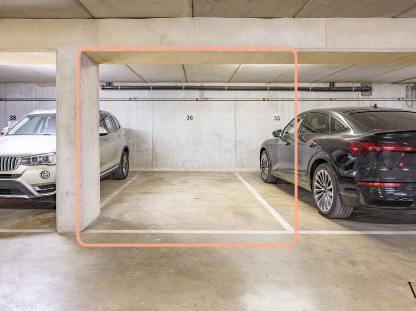 In het centrum van Leuven, vlak bij het Ladeuze- en Hooverplein, wordt deze ondergrondse parkeerplaats te huur aangeboden. Een interessante opportunit