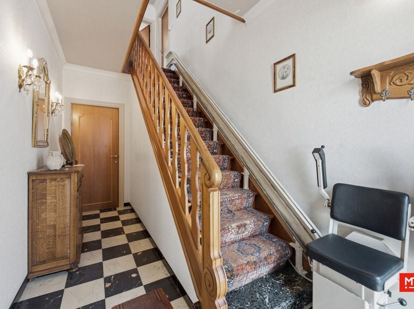 In het centrum van Langemark en op wandelafstand van alle voorzieningen treffen we deze ruime te renoveren woning. Met een bewoonbare oppervlakte van