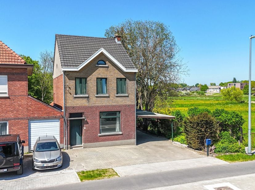 Welkom in deze charmante woning met tal van mogelijkheden, gelegen op een perceel van maar liefst 858 m² bij het binnenrijden van Alken. Dankzij de ce