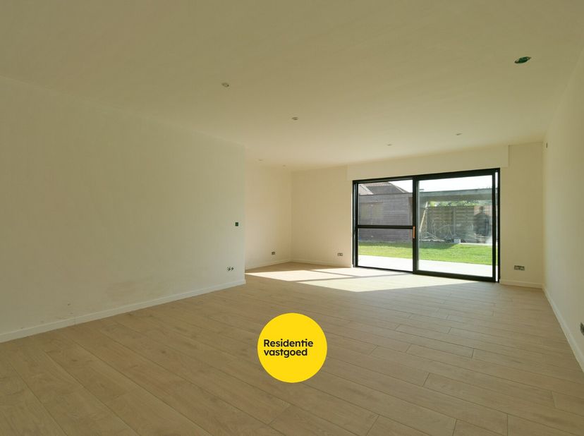 Welkom in de Grote Noordstraat 32 te Hooglede, een moderne nieuwbouwwoning die comfort, energiezuinigheid en hedendaagse technieken perfect combineert
