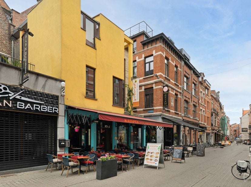 Situé dans la dynamique rue de Paris, l’une des rues les plus connues et les plus prisées de Louvain, nous proposons à la vente cet immeuble de rappor