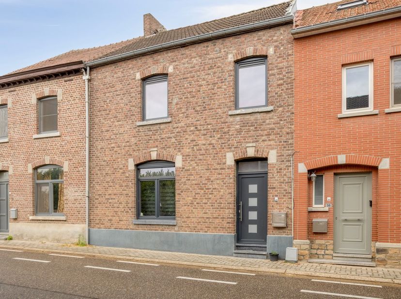 ***** Bekijkt u dit pand via Zimmo? Ga direct naar https://av-vastgoed.be/tekoop/6546 waar u meer informatie terug vindt! *****<br />
<br />
LIGGING<b