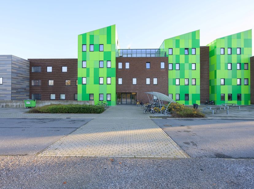 Aux abords de la ville de Bruges se trouve ce récent bâtiment étudiant (2016) avec des chambres d'étudiants modernes. Grâce à la proximité de plusieur