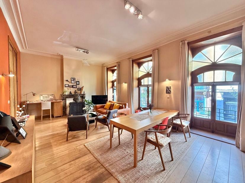 SAINT-JOOST – Prachtig appartement in een geklasseerd architectenpand – Zeldzame opportuniteit. Gelegen in een geklasseerd architectenpand biedt dit p