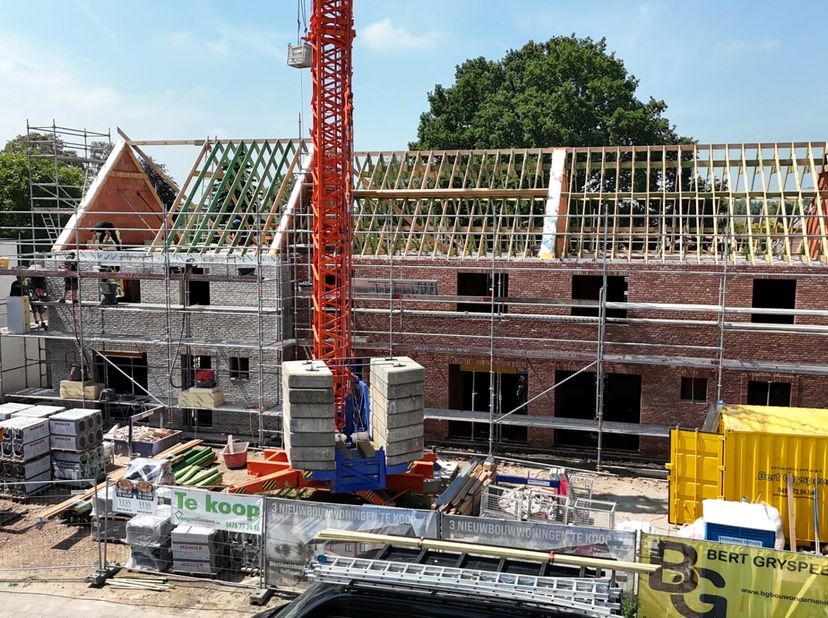 Rond de Mokkerkapel worden drie moderne BEN-woningen gebouwd op een toplocatie, op wandelafstand van scholen, winkels en openbaar vervoer. De woningen
