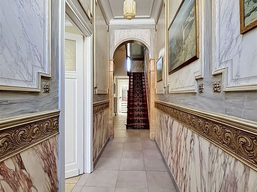 Zeer ruime karaktervolle woning midden in het historische stadscentrum van Ieper<br />
<br />
Deze verborgen parel op 431m² met maar liefst 217m² be