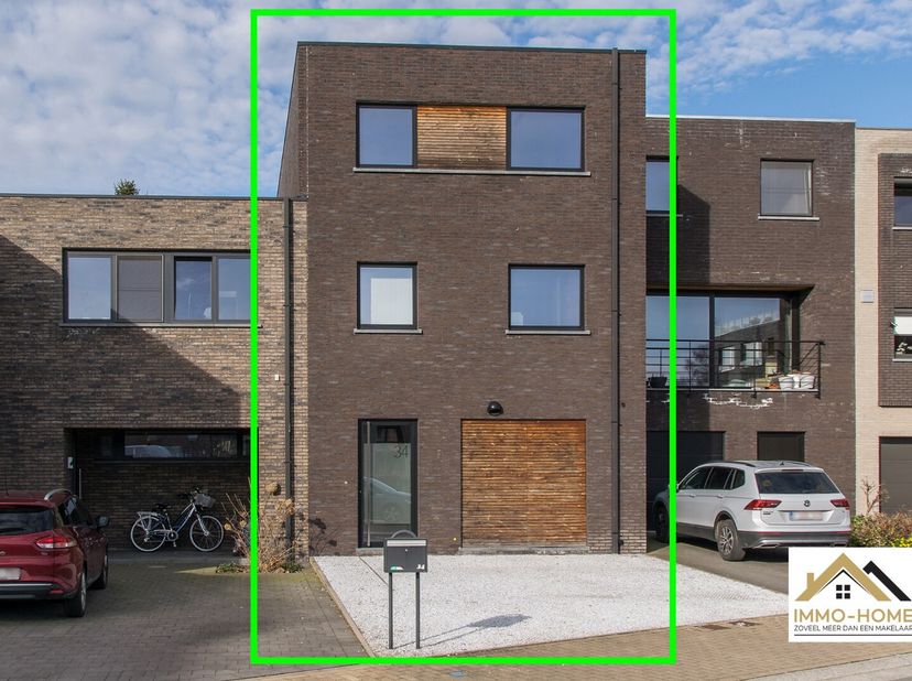 Deze ultra moderne woning, met 4 slaapkamers!,  is gelegen in een rustige, doodlopende straat op wandelafstand van het kloppend hart van Lokeren en he