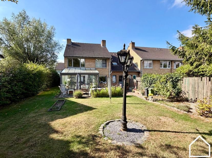 Ligging<br />
<br />
Deze verzorgde woning ligt in een rustige deelgemeente van Ieper. U woont hier in een aangename omgeving en geniet tegelijk van e