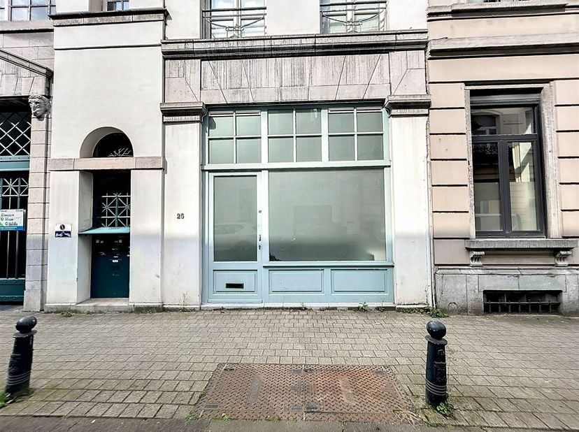 A quelques mètres de l'emblématique Place Sainte -Catherine - Rez-de-chaussée commercial ou bureau à louer composé comme suit : Au rez-de-chaussée -