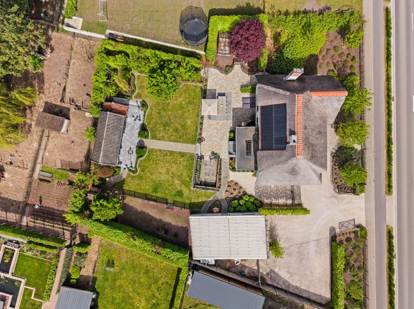 Deze prachtige landelijke villa, gelegen op een perceel van maar liefst 1.424 m², bevindt zich op een uitstekende locatie in Lummen. Dagelijkse voorzi