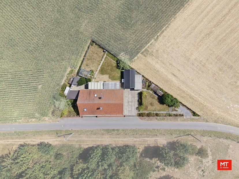Op slechts 15 minuten van Ieper, midden in het prachtige Heuvelland en meer bepaald in Wijtschate, bevindt zich deze landelijk gelegen alleenstaande w