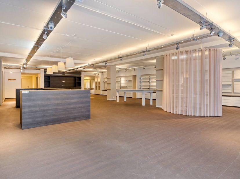 Cet établissement commercial est stratégiquement situé dans le centre de Torhout, à quelques pas du marché et facilement accessible en voiture et en t