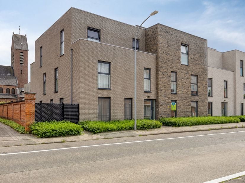 Prachtig gelijkvloers appartement met 3 slaapkamers gelijkvloers appartement met 3 slaapkamers, terras en tuin, ondergrondse autostaanplaats op goede