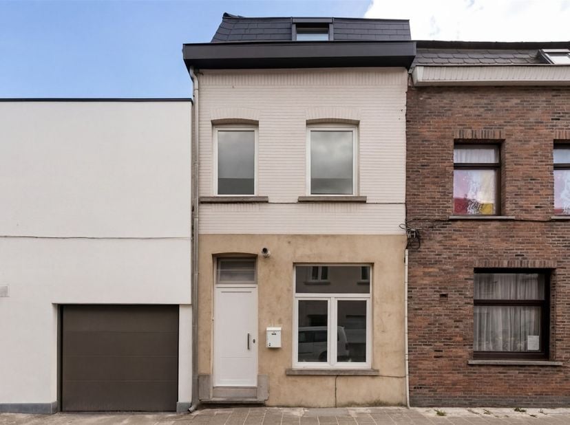 Mooie instapklare woning gelegen op wandelafstand van het centrum en stadspark te Aalst.<br />
De woning omvat op het gelijkvloers een ruime klare le