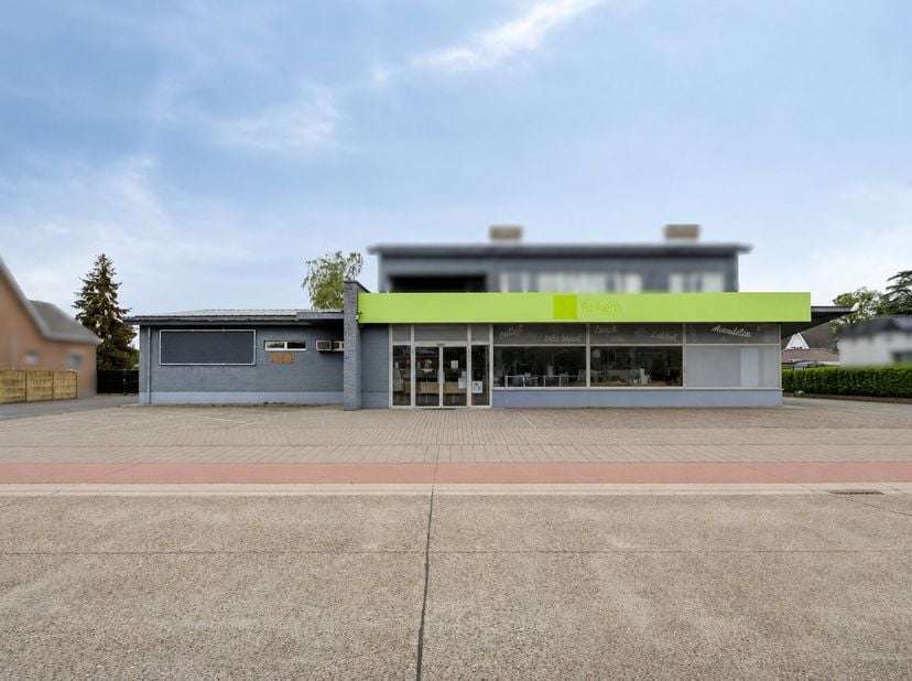 Aan de Populierenlaan 40 in het geliefde Rekem bevindt zich dit ruime handelsgebouw met een bruikbare oppervlakte van ruim 900 m², volledig onderkelde