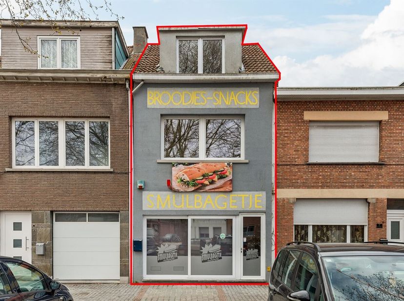 Handelsgelijkvloers met duplex appartement te koop in Hoboken!<br />
Ligging:<br />
Dit veelzijdige handelspand is gelegen op een vlot bereikbare loca