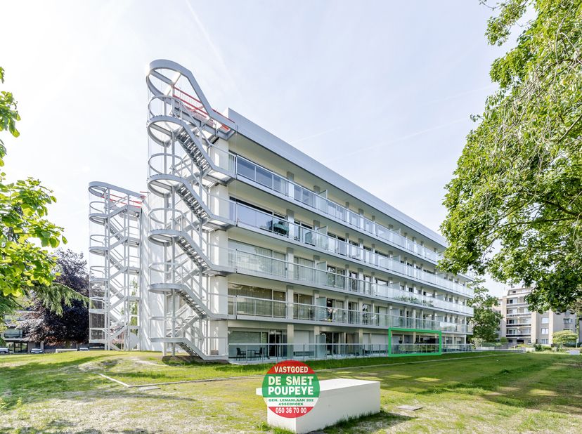 Deze instapklare gelijkvloerse appartement is uitstekend gelegen in Assebroek, op wandelafstand van de Katelijnepoort en het historische centrum van B