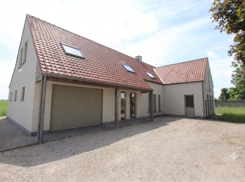 Ben je op zoek naar een prachtige huurwoning omringd door groen in Merchtem? Zoek niet verder! Deze woning te Holbeek 19 - 1785 Merchtem heeft alles w
