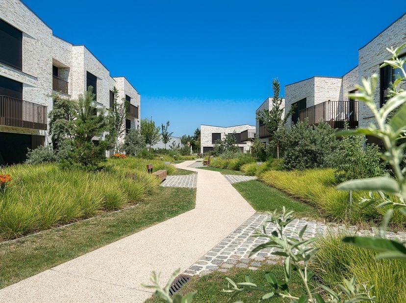 Deze recent opgeleverde nieuwbouwwoning, gelegen in een groene en autoluwe omgeving langs de Kalvekeetdijk, combineert hedendaagse architectuur met ee