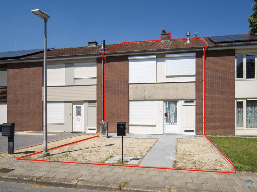 GEZELLIGE WONING -<br />
Te renoveren, gezellige woning aan de rand van de Stad. <br />
Met garage en stadstuin.