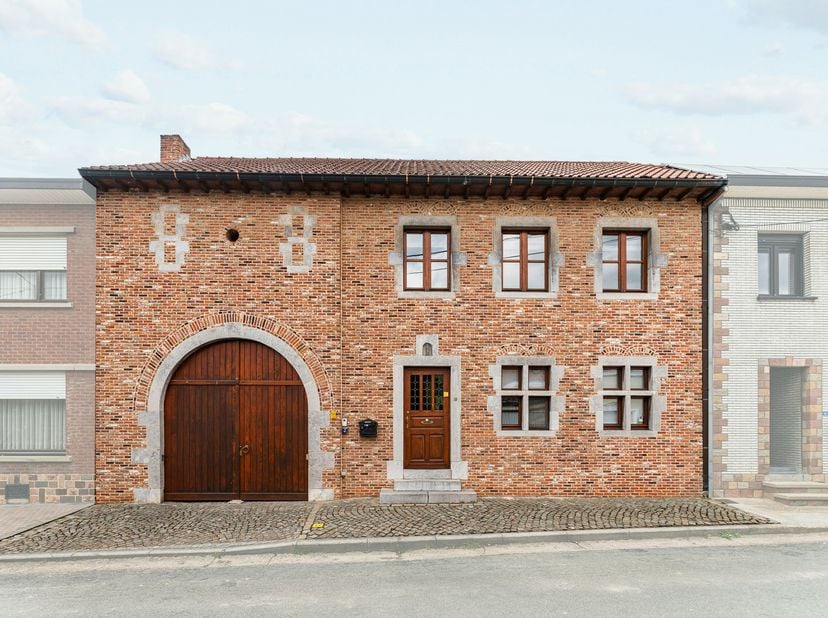 Dit charmante 2-slaapkamerappartement is gelegen in Zussen, een groene en rustige deelgemeente van Riemst, omringd door uitgestrekte velden en prachti