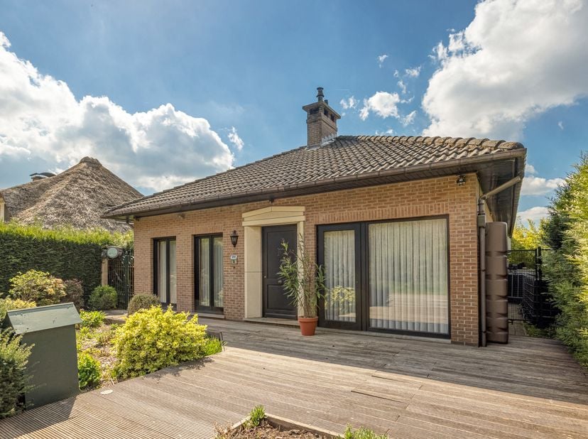 Deze veelzijdige gelijkvloerse woning in Grobbendonk biedt een ideale combinatie van comfortabel wonen en professionele mogelijkheden (praktijk, opsla