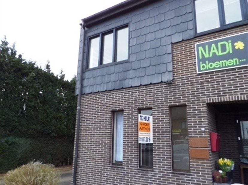 Instapklaar handelspand, commerciëel gelegen te Houthalen-Oost, in de omgeving van enkele supermarkten, bakkers, scholen, openbaar vervoer, enz.<br />
