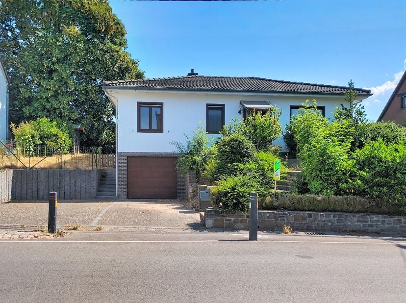 HAUSET Kirchstraße, 126 : Vous recherchez un bungalow indépendant dans l'agréable village de Hauset ? Située à proximité de la frontière et bien desse
