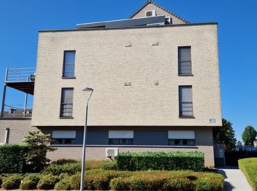 Welgelegen en perfect onderhouden DUPLEX APPARTEMENT (bj '04) met hoogwaardige afwerking van&amp;nbsp; 138 m² met een&amp;nbsp; terras van 60 m² en aparte ond