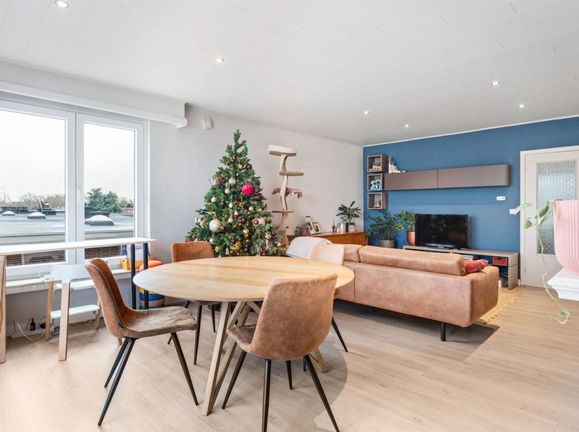 Ruim appartement (93m²) voorzien van 3 slaapkamers en terras op toplocatie te Edegem! Ligging: Gelegen op toplocatie te Edegem, centraal, residentieel