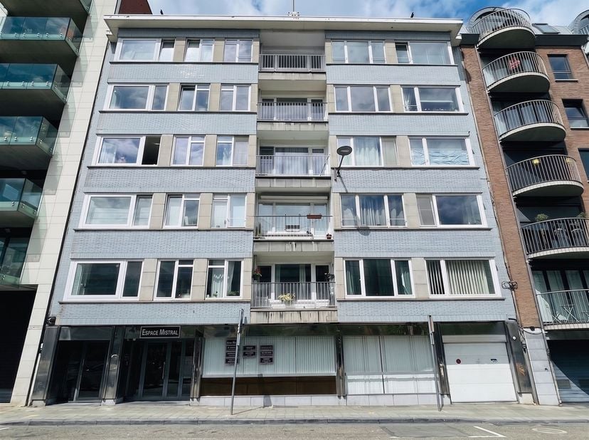 ***** OPTION ***** <br />
En bordure de la travée Sainte-Marie et tout proche du parc d'Avroy, un studio de 42m2 disponible à l'acte. Situé au calme à