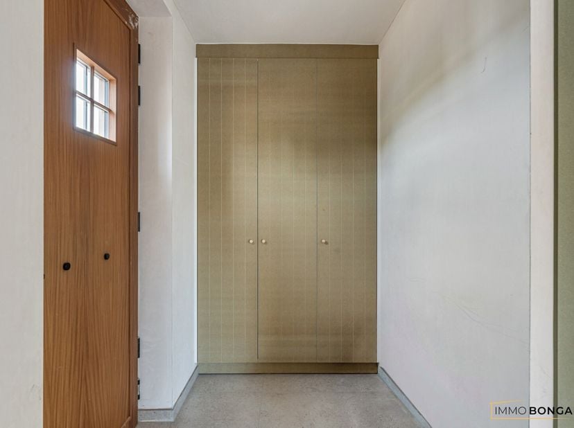 Deze nieuwbouwwoning is gelegen in een rustige buurt en beschikt over een ruime tuin waar u heerlijk kan genieten van de buitenlucht. Met maar liefst