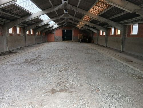                                         Bâtiment d’entreprise à louer à Roucourt, € 700
