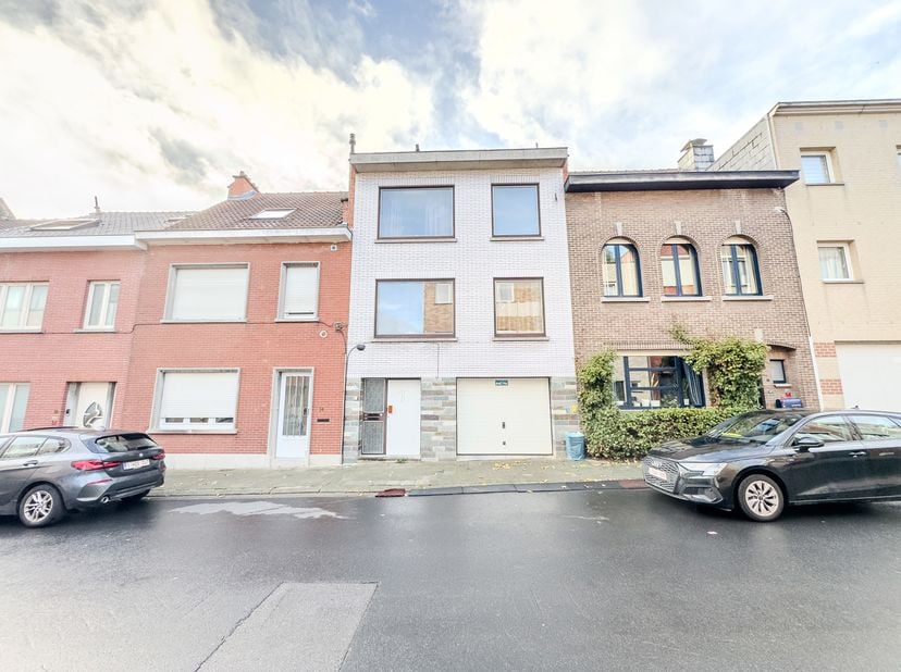 In een rustige, gezinsvriendelijke buurt biedt Trianon Invest deze investeringswoning aan, bestaande uit twee appartementen met een garage en een tuin