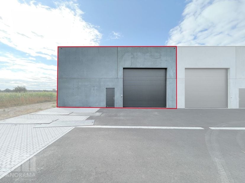 Nieuwbouw KMO-unit van 326 m² en 1 privatieve parkeerplaats te koop in Aartrijke.<br />
&amp;nbsp;<br />
De geïsoleerde&amp;nbsp;casco magazijnruimte&amp;nbsp;(br