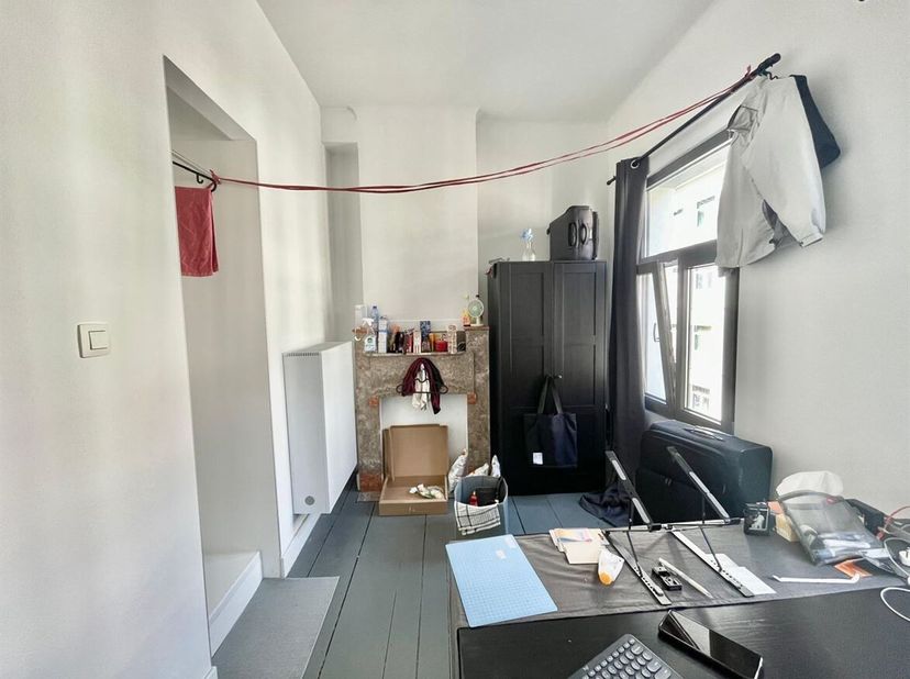 ENKEL STUDENTEN - STUDENTS ONLY (VOOR BEZICHTIGING BEL +32 384 14 14)<br />
Deze studentenkamer is centraal gelegen in Antwerpen. De kamer is gemeubel
