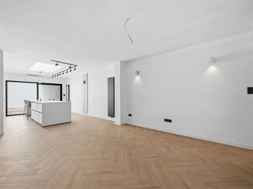 Au cœur de Muizen, au milieu d'une zone 30, se trouve cette maison mitoyenne rénovée, avec beaucoup de pierres bleues sur la façade, combinées à un ba
