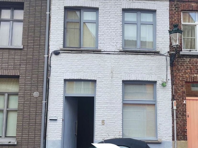 Bent u op zoek naar een verzorgde en instapklare woning op een vlotte ligging. Dan is deze charmante rijwoning zeker een bezoek waard.<br />
de woning