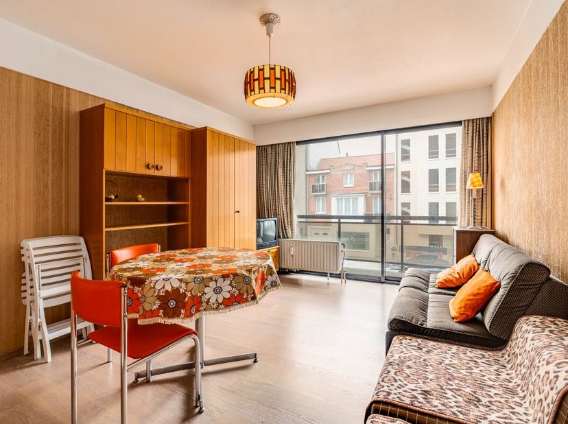 Appartement idéalement situé au centre de Koksijde avec terrasse bien orientée. Ce studio chaleureux situé au centre de Koksijde bénéficie dun agencem