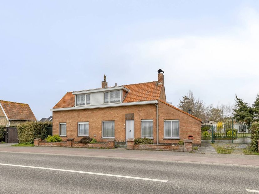 Op een mooi zongericht perceel van maar liefst 1087m² vinden we deze te renoveren woning. Het huis, gelegen langs de Koksijdesteenweg te Oostduinkerke