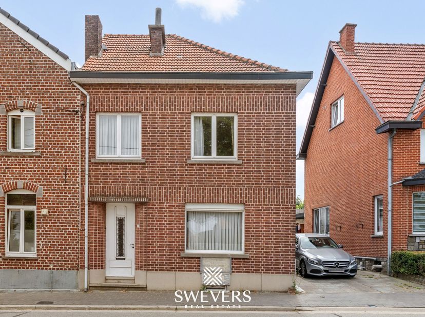 Voor meer info en foto’s, surf naar www.swevers.be – Op zoek naar een renovatieproject met veel potentieel? Deze halfopen woning in de Eliksemstraat 1