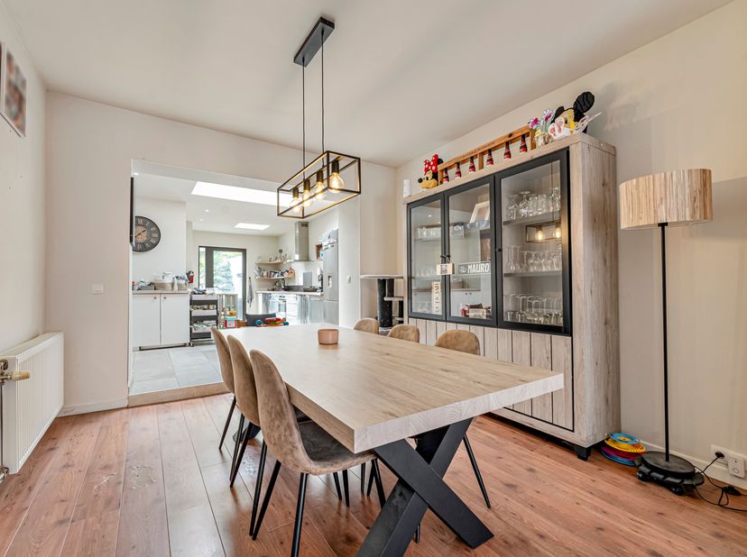 Instapklare woning te koop in Lauwe!<br />
Je betreedt de woning en komt meteen terecht in de open leefruimte, waar de zithoek, eetplaats en uitgerust