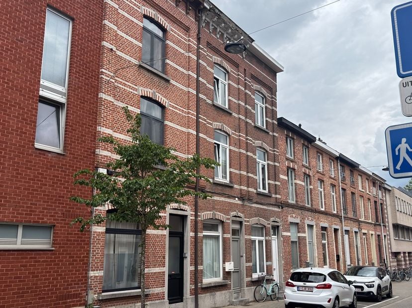 Op zoek naar een gezellige plek om met vrienden samen te wonen?<br />
<br />
Welkom in deze ruime en lichtrijke woning op een uitstekende ligging in L
