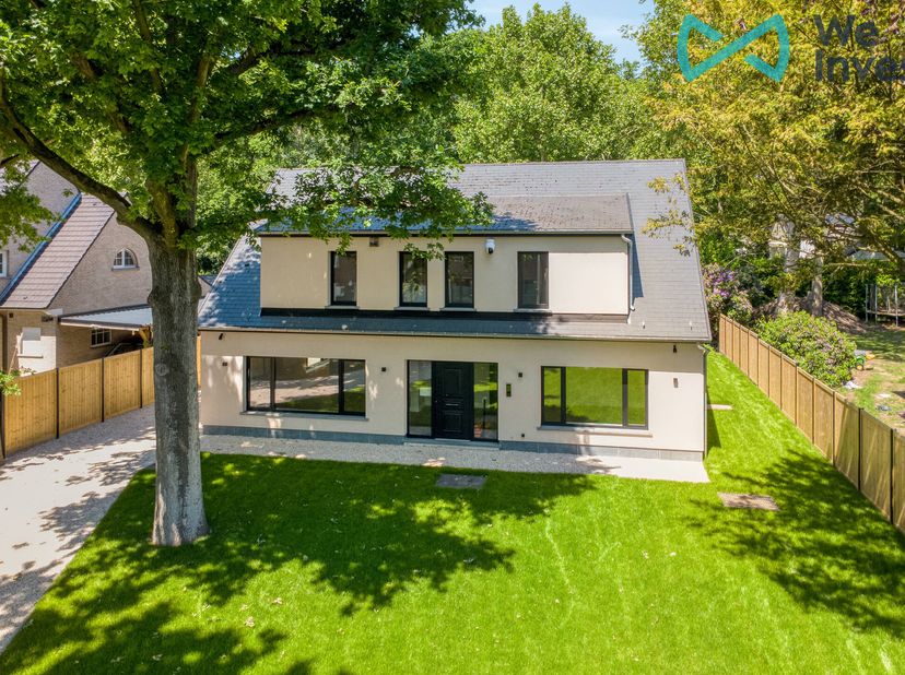 Volledig gerenoveerde villa met tal van mogelijkheden op toplocatie in Aartselaar<br />
Aan de Pierstraat 218 in Aartselaar vindt u deze uitzonderlijk