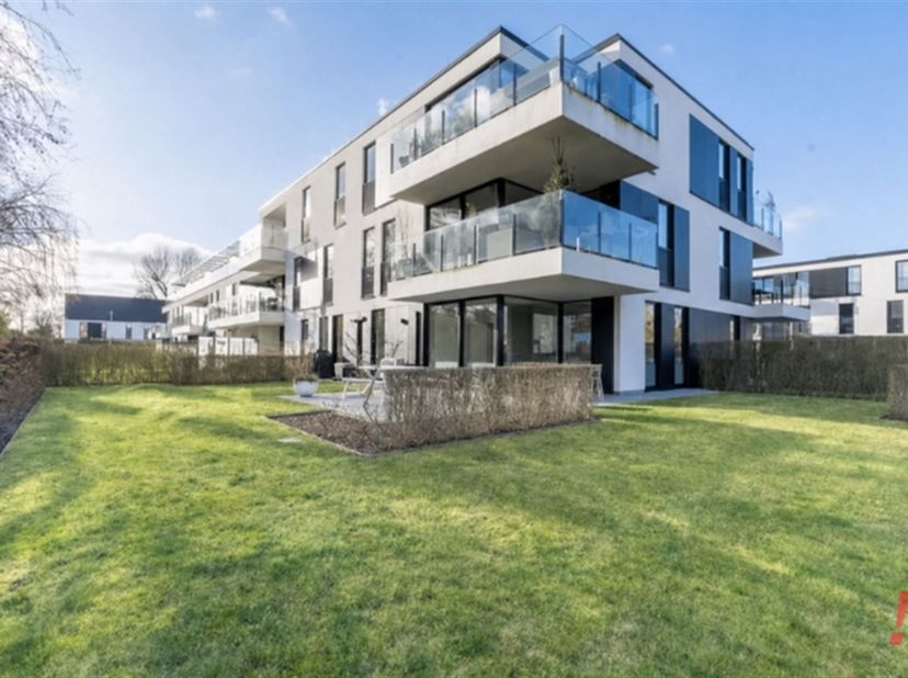 Dit recent gelijkvloersappartement heeft heel wat troeven te bieden. Dankzij de centrale ligging in het hart van Jabbeke bevinden alle dagelijkse voor